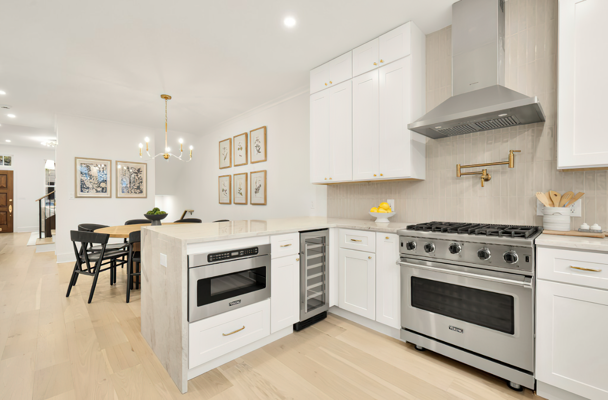 Bright modern kitchen – MAAC Construction